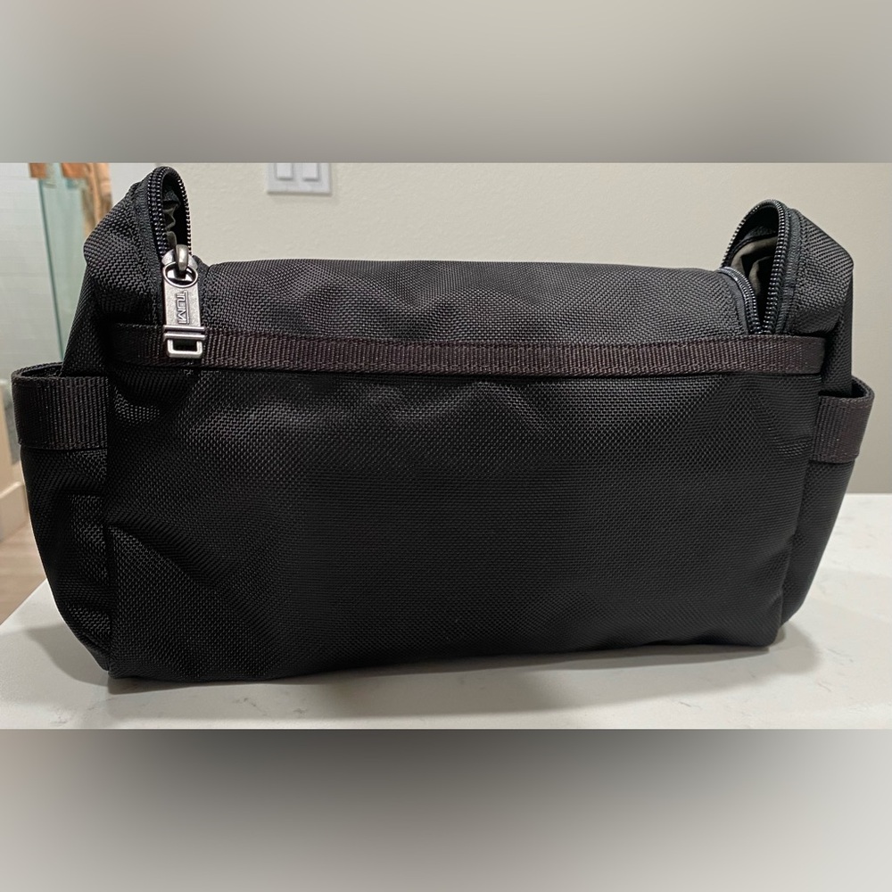 TUMI Black Unisex Zip Tolietry/ Make-up Travel Bag w/ Hanging Hook - Picture 2 of 6